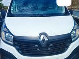 une camionnette blanche garée sur le bord de la route