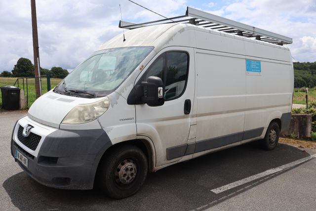 Véhicule utilitaire PEUGEOT Boxer immatriculée AA-481-HX, 1ère mi...
