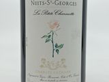 une bouteille de vin sur laquelle figure une rose