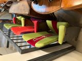 une rangée de chaises de différentes couleurs sur les marches