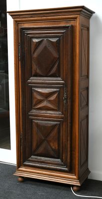 une grande armoire en bois surmontée d'une porte