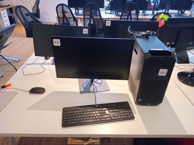 un ordinateur de bureau posé sur une table avec un clavier et une souris