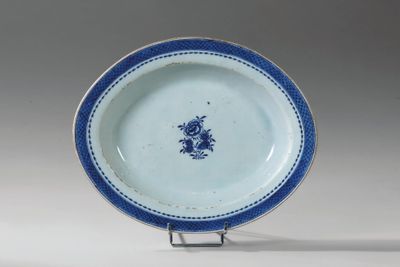 une assiette bleue et blanche ornée d'une fleur bleue