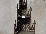 une étagère fixée au mur et sur laquelle est accrochée une pancarte