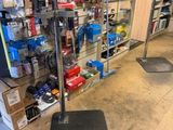 une photo d'un présentoir sur pied dans un magasin