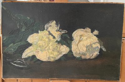 un tableau représentant un bouquet de fleurs posé sur un chevalet