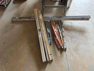 beaucoup de skis posés par terre