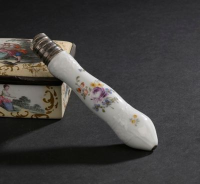 un couteau posé sur une boîte