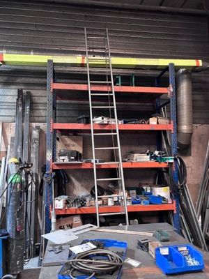 une échelle appuyée contre un mur dans un garage