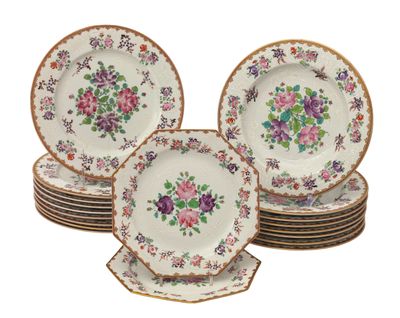 de nombreuses assiettes ornées de fleurs, empilées les unes sur les autres