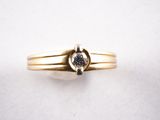 Gros plan sur une bague en or ornée d'un diamant