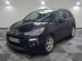la petite voiture noire est garée sur un sol en damier