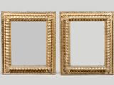 paire de miroirs à cadre doré, avec des bords ornés de perles sur fond gris