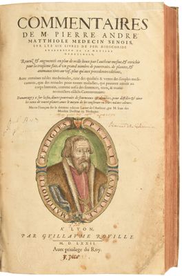 un vieux livre sur lequel figure l'image d'un homme portant une couronne
