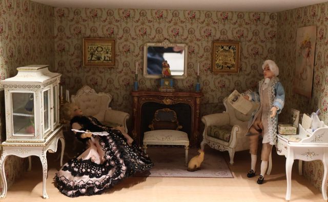 Diorama. Composition miniature, dans une vitrine en bois, vitre e...