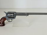 gros plan d'un fusil jouet sur une surface blanche