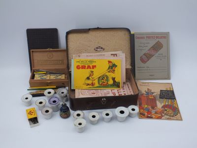 de nombreux rouleaux de papier toilette et une boîte de rouleaux de papier toilette