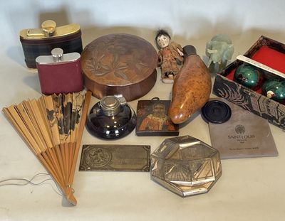 many items that are sitting on a table together