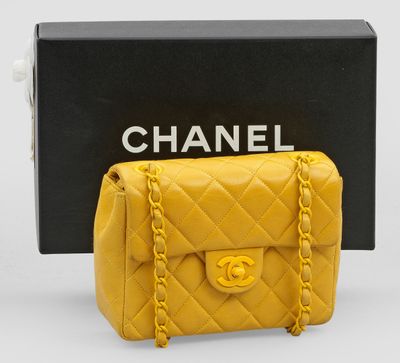 Mini sac à rabat Chanel en cuir d'agneau matelassé jaune