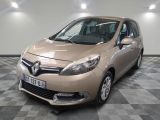 La voiture beige est garée sur le sol à damier de la pièce.