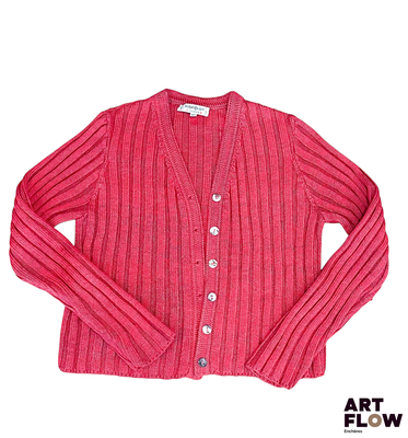 une photo d'un cardigan rose sur fond blanc
