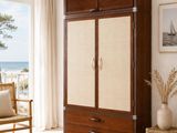 une chambre avec un lit et une armoire à l'intérieur