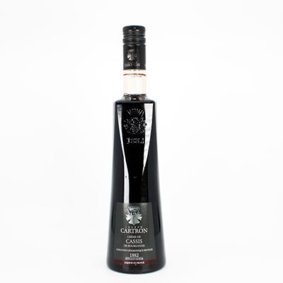 une image représentant une bouteille de vin rouge sur fond blanc