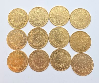gros plan d'un paquet de pièces d'or sur une surface blanche