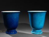 deux vases bleus posés l'un à côté de l'autre sur une table