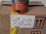 un pot de peinture posé sur une boîte en carton