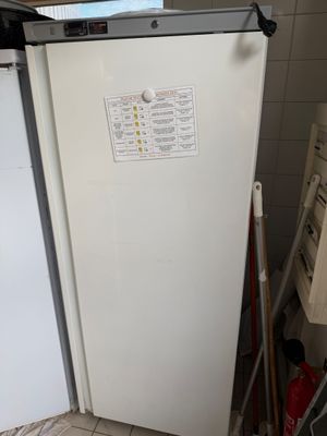 un réfrigérateur blanc et un réfrigérateur congélateur blanc dans une pièce