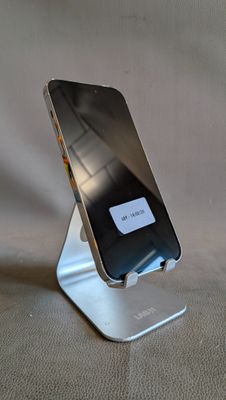 un téléphone portable posé sur un support
