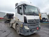 un camion blanc garé dans un parking