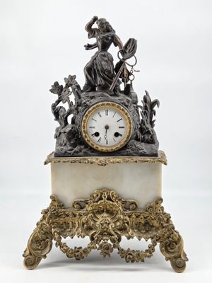 PENDULE en régule et albâtre à sujet romantique.
