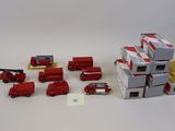 beaucoup de camions de pompiers miniatures posés sur la table