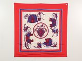 foulard en soie rouge, bleu et blanc, orné d'un motif représentant un cheval et une calèche