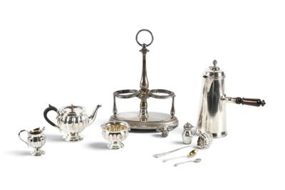 un ensemble d'objets en argent comprenant une théière, une cafetière et une cuillère
