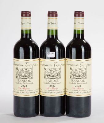 trois bouteilles de vin posées sur une table blanche