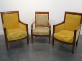 trois chaises avec des coussins rembourrés jaunes dans une pièce