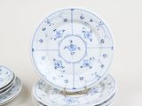 a lot of plates that are stacked on top of each other