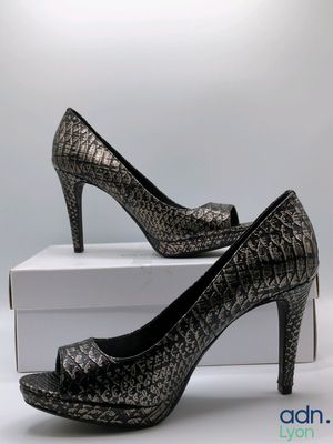 a close up of a pair of high heel shoes on top of a box