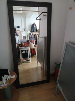 un grand miroir dans le coin d'une pièce
