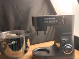 une photo représentant un mixeur et un saladier posés sur une table