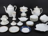 beaucoup d'assiettes, de tasses et de soucoupes blanches et bleues