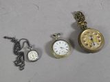 trois types différents de montres de poche posées sur la table