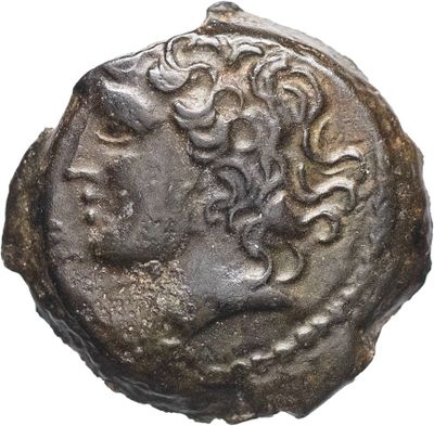 un gros plan d'une pièce de monnaie avec un visage dessus