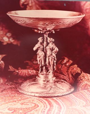 une photo d'un plateau en argent sur lequel se trouve une statuette