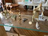 une vitrine en verre contenant de nombreux objets