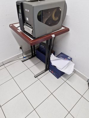 un micro-ondes posé sur une table dans une pièce
