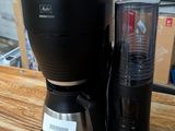 une cafetière et un mixeur posés sur une table